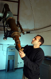 Jeff Bary inspecting the historic 6-inch telescope used by Edward Barnard in the 1880s (Photo by Daniel Dubois)