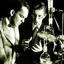 Woodward and Doering recreating quinine for science photographer Fritz Goro (Credit: Fritz Goro archives)